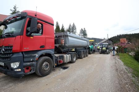 ASFALTIRANJE CESTE SKOZI SELŠČEK 01 FOTO LJUBO VUKELIČ